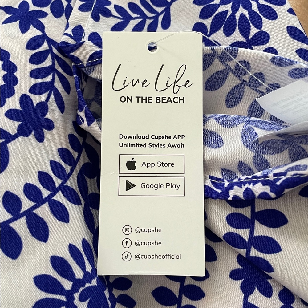 ♥️Cupshe♥️ Blue and White pattern maxi Dress, size (Med) - Picture 9 of 12